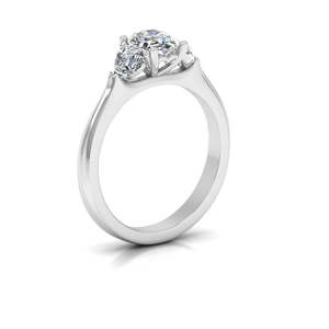 แหวนหมั้นมอสซาไนต์ทรงรีสามเม็ด ประดับมงกุฎรูปหัวใจ สง่างามและหรูหรา ประเภทสินค้า - Product Image 3