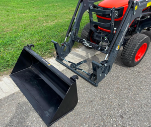 Livraison gratuite pour le tracteur agricole EK1-261 25HP 4x4 à transmission par engrenages avec chargeur frontal, moteur et pompe, rouge, garantie 1 an - Product Image 4