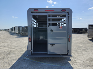 Remorque pour bétail 2027 de 16 pieds à double essieu, pour bovins et chevaux, avec porte d'évacuation, attelage par pare-chocs, 7000 GVWR, à vendre - Product Image 4