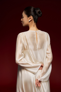 Robe midi en voile de soie rayée pour femme, col rond, manches classiques, détail boutonné, fente latérale, style ample et respirant - Product Image 5