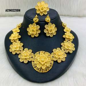 สร้อยคอโซ่ชุบทอง24K สำหรับผู้หญิงดีไซน์ดอกไม้ตามแฟชั่นสำหรับงานเลี้ยงและงานแต่งงานทำจากทองเหลือง - Product Image 1