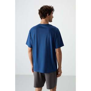 เสื้อยืดคอตตอนผสมสีน้ำเงิน Parliment ทรงโอเวอร์ไซส์สำหรับผู้ชาย ยี่ห้อ Air Jones ผิวสัมผัสหนาพิเศษพร้อมลายพิมพ์กราฟิก - รุ่น 88364 - Product Image 5