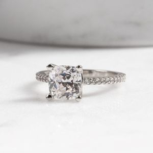 Bague de fiançailles en diamant taille coussin pour femme - Product Image 1
