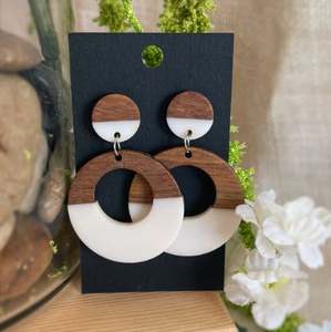 Boucles d'oreilles en résine peintes à la main pour femmes, couleur personnalisée, forme ronde, durables, légères, bijoux traditionnels pour les fêtes - Product Image 3