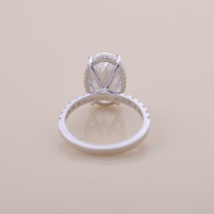 แหวนหมั้นและแต่งงานเพชรทรงรีเพาะเลี้ยงในห้องปฏิบัติการ ได้รับการรับรองจาก IGI พร้อมวงแหวนแบบซ่อน Halo ประดับเพชรในทองคำขาว/โรสโกลด์/ทองคำเหลือง 14K พร้อมแถบ Pavé - Product Image 4