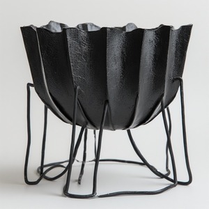 Maceta de hierro hecha a mano con estructura duradera y textura rica, ideal para esquinas de jardín y exhibiciones de vegetación interior sofisticadas - Product Image 5