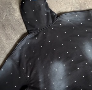 เสื้อฮู้ดแบบสวมหัวของผู้ชายขายดีดีไซน์พลอยเทียมสี100% 500ผ้า GSM ปรับแต่งได้สีดำมีฮู้ด - Product Image 4