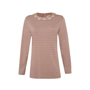 Blusa de Punto a Rayas Beige con Cuello Bordado para un Estilo Casual de Negocios - Product Image 1