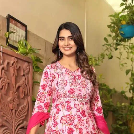 Mira directamente desde un set de película de ensueño mientras te das la vuelta y caminas en este elegante anarkali La mezcla perfecta de tradicional