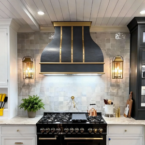 Luxuriöse Maßgefertigte Messing-Dunstabzugshaube mit Kurvenform, Dunkler Bronze-Patina und Gebürsteten Messingriemen - Product Image 5