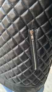 2023 nueva llegada chaquetas de cuero acolchadas hechas a medida ropa de invierno para hombres precio razonable tela de PU directo de fábrica al por mayor - Product Image 2