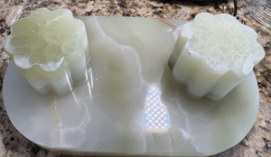 Sculpture décorative en pierre d'onyx vert sculptée à la main, hibou sur piédestal, accent décoratif pour la maison - Product Image 3