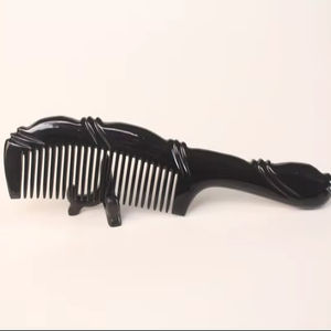 หวีผมทำจากเขาธรรมชาติ เป็นมิตรกับสิ่งแวดล้อม ขัดเงาด้วยมือ ซี่กว้าง ช่วยสางผมไม่พันกัน บำรุงหนังศีรษะและเส้นผมให้แข็งแรง - Product Image 1