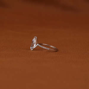 Anillo de Compromiso Clásico Chapado en Oro Sólido de 18KT para Mujer, Corte de Pera, Diamante Cultivado en Laboratorio, Corte de Media Eternidad, Ajuste de Pavimento de Diamante Lateral - Product Image 2