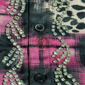 Camisa de franela abotonada para hombre con logotipo bordado desgastado de diamantes de imitación cosidos a mano e impresión por sublimación - Product Image 5