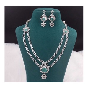 Ensemble de boucles d'oreilles collier en pierre AD de luxe le plus vendu pour les femmes pour les fêtes et événements bijoux en laiton de l'Inde pour l'approvisionnement mondial - Product Image 1