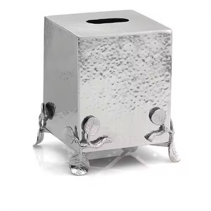 Boîte à mouchoirs en métal argenté, motifs floraux complexes, écologique, fabriquée à la main, alliant fonctionnalité et design artistique moderne - Product Image 2