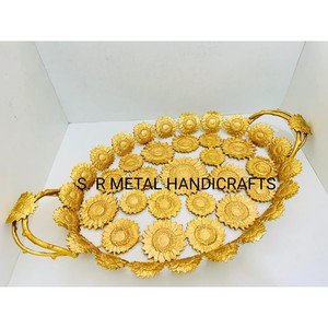 ถาดเสิร์ฟอลูมิเนียมที่มีเสน่ห์และสง่างามที่ออกแบบด้วยลวดลายดอกไม้ที่ซับซ้อนสำหรับการจัดชายามบ่ายหรืองานเลี้ยงช่วงเทศกาล - Product Image 1