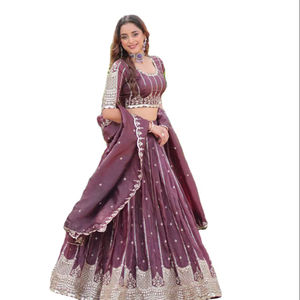 Sari estilo Bollywood con lentejuelas doradas y bordados Zari, listo para comprar, con blusa, para uso casual y fiestas, de seda Kota. - Product Image 1