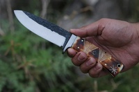 Pisau skiner baja karbon buatan tangan kustom dengan pegangan tulang unta dan hadiah sarung kulit halus untuk kado terkenal