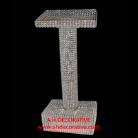 Podium en cristal moderne professionnel sur un piédestal carré, pièce maîtresse de scène haute avec un design unique pour les événements de discours