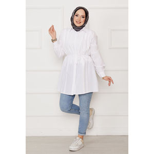Camisa Hijab Blanca Informal y Modesta, Tejido de Punto con Detalle Plisado y Botones Ocultos, Estampado - Product Image 1