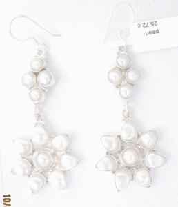 Pendientes de Plata con Perlas Blancas, Elegantes Anillos para la Oreja - Product Image 1