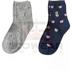 Nouveauté Chaussettes pour femmes en élasthanne/nylon à motif personnalisé Lettre Utilisation quotidienne Antibactériennes Respirantes Haute qualité Vente en gros - Product Image 2