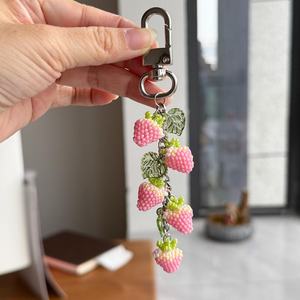 Porte-clés fraise perlée : Breloque de sac avec fermoir coquillage doré - Product Image 3