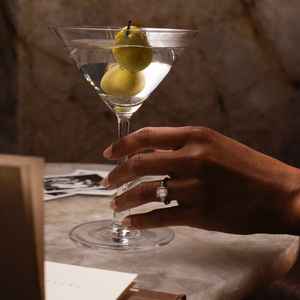 Bague de fiançailles élégante en diamant Moissanite taille émeraude vintage avec pierres latérales baguette pour cadeau de mariage fête anniversaire - Product Image 4