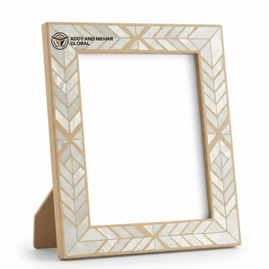 Cadre photo élégant en nacre incrustée de coquillages irisés fabriqués à la main avec bordure dorée pour la décoration intérieure de luxe - Product Image 1