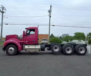 Camión Kenworth S W990 de tres ejes, cabina y chasis, usado, automático/manual, en EXCELENTE estado, modelos 2023-2024, para entrega mundial. - Product Image 2