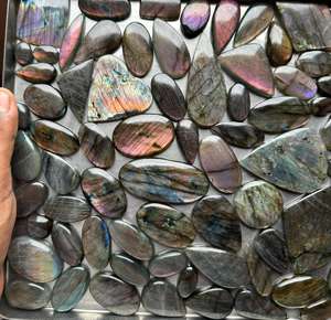 Cabochon de pierres précieuses en Labradorite naturelle de qualité AAA Multi violet Jaspe à dos plat en cristal Fabrication de bijoux de différentes tailles et couleur verte - Product Image 3