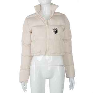 UNIQUE GYM WEAR Chaqueta Acolchada Impermeable y Cortavientos para Mujer con Cuello Desmontable, Capucha, Mangas Largas, Cierre de Cremallera y Colores Personalizables - Product Image 3