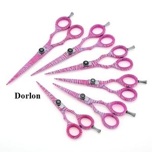 กรรไกรตัดผมแบบมืออาชีพทำจากสเตนเลสสตีลดีไซน์ตามสั่งเคลือบกระดาษสีชมพู - Product Image 1