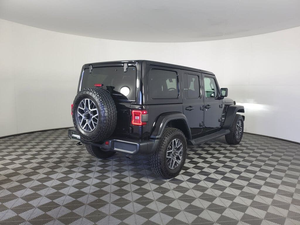Jeep Wrangler Sahara 4 portes 2024 d'occasion, propre, transmission intégrale, conduite à gauche, intérieur foncé, régulateur de vitesse adaptatif, sièges en tissu, automatique, jantes R19 - Product Image 3