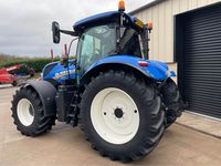 Neuer New Holland T7.210 Traktor mit Lader und landwirtschaftlichen Geräten