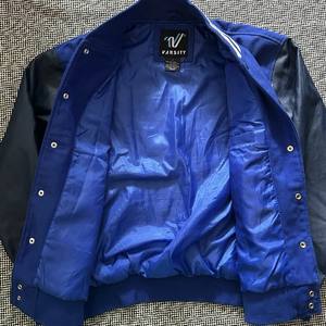 Chaqueta Varsity con Botones de Primera Calidad, Cuello Alto y Mangas de Cuero Vacuno en Fratres Sports - Product Image 3