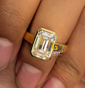 Atractivo juego de bisel de corte esmeralda de 3 quilates anillo de compromiso solitario de banda ancha cultivado en laboratorio para mujeres en oro amarillo de 10K - Product Image 5