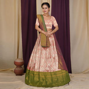 ชุดเลเฮนกาโชลีผ้าไหมบานาราสีพรีเมียม พร้อมลวดลายทอประณีต และผ้าคลุมไหล่เข้าชุด สำหรับงานเลี้ยงฉลองมงคลสมรส - Product Image 2