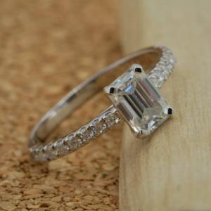 Bague en diamant de laboratoire en or de haute qualité 1 carat taille émeraude VVS2 E couleur IGI certifiée éthique durable fournisseur en gros - Product Image 3