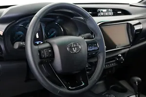 2025 HILUZ MY25 ดับเบิ้ลแค็บ อินวินซิเบิล 4x4, ระบบนำทาง, ใหม่เอี่ยม! ไมล์น้อย เครื่องยนต์สมบูรณ์แบบ เกียร์ออโต้ หลังคาพาโนรามา ไฟ LED พร้อมส่ง - Product Image 2