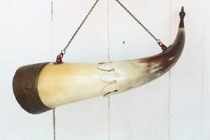 Corne à boire sculptée et polie de qualité supérieure, en corne de buffle écologique, style animalier, avec étui en cuir, souvenir du Uttar Pradesh - Product Image 3