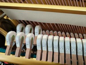 Piano droit acoustique Yamaha UX noir pour joueurs professionnels, piano d'occasion japonais, bois massif, 88 touches - Product Image 6