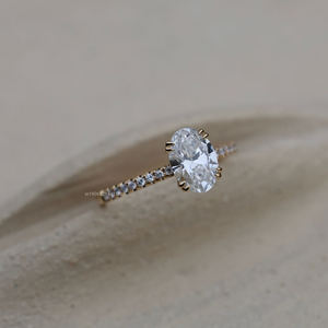 Elegante anillo de compromiso de moissanita de corte ovalado 1,41 TC con garras dobles y anillo elegante de media eternidad para novia o novia - Product Image 2