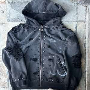 Sweat à capuche fonctionnel en molleton français délavé au soleil, personnalisé OEM, avec fermeture éclair, rivets, lourd, orné de strass - Product Image 2