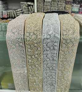 Floral fait sur mesure brodé de quatre façons de couleur avec le travail de la pierre à des fins diverses en deux pouces et demi de largeur. - Product Image 6