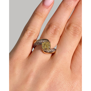 Bague de fiançailles avec halo de diamants fantaisie taille coussin jaune clair de 2,06 ct et diamants blancs taille coussin VS1 de 1,57 ct - Product Image 5