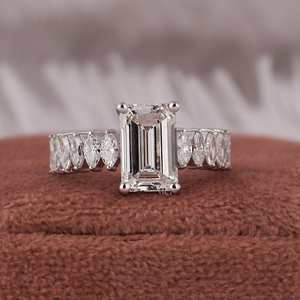 Anillo de compromiso de diamante de corte esmeralda Anillo de diamante cultivado en laboratorio de corte esmeralda, anillo de bodas para mujer Regalo de aniversario, anillo para ella - Product Image 1