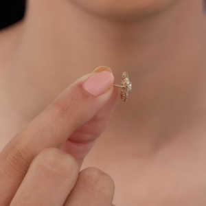 Pendientes de diamantes florales de oro Fiona - Product Image 1